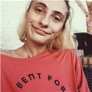 Jeune femme bilingue recherchant à enseigner l’anglais